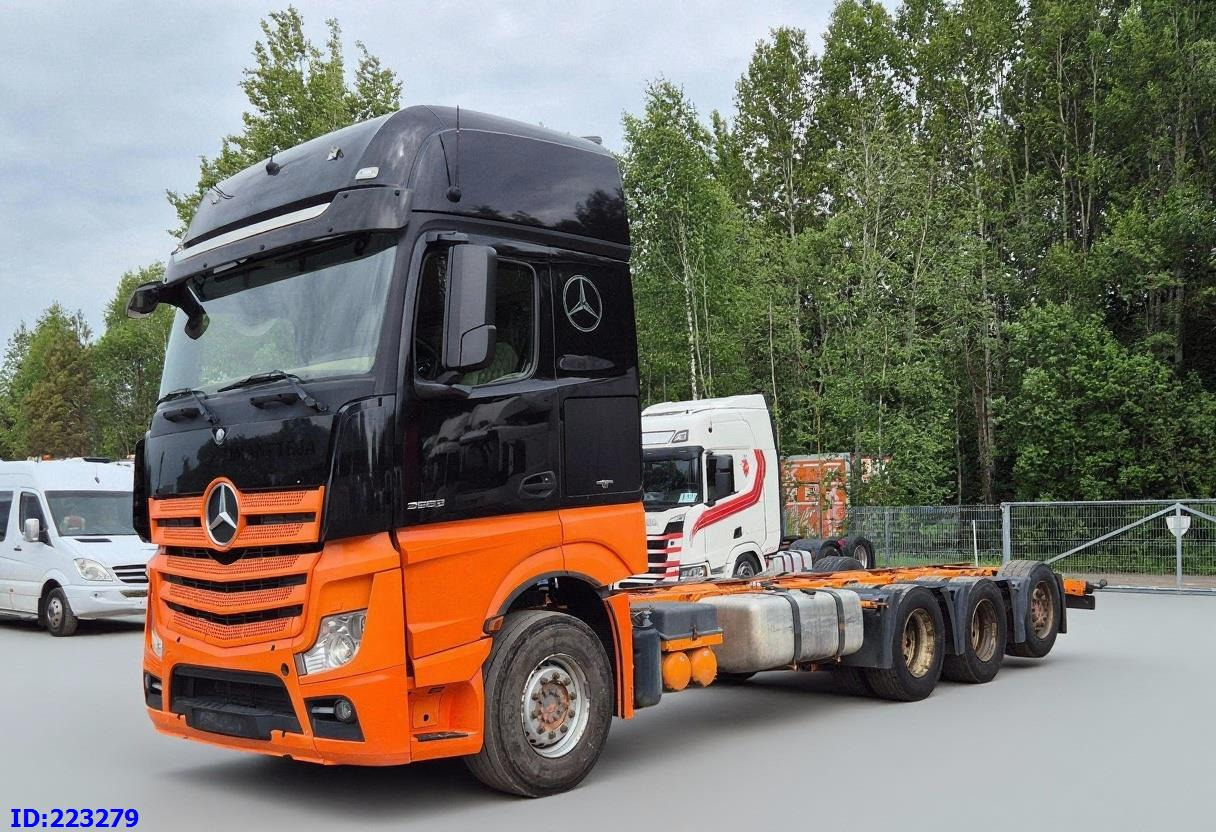 MERCEDES-BENZ Actros 3563 8×4 ( Steering axle) - Cab chassis truck: picture 1 MERCEDES-BENZ Actros 3563 8×4 ( Steering axle) - Cab chassis truck: picture 1
