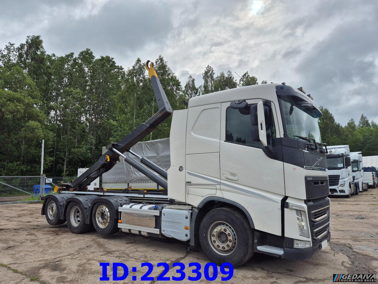 VOLVO FH13 540HP 8x2 Hook lift (2axles steering - 2 axles lifting) - Hook lift truck: picture 4 VOLVO FH13 540HP 8x2 Hook lift (2axles steering - 2 axles lifting) - Hook lift truck: picture 4
