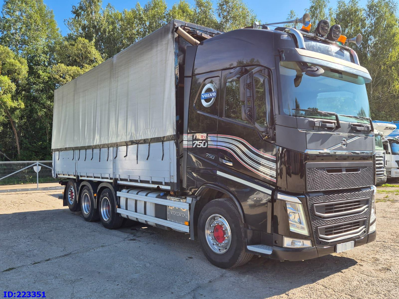 VOLVO FH16 750HP - 8x4-Steering axle - Curtainsider truck: picture 4 VOLVO FH16 750HP - 8x4-Steering axle - Curtainsider truck: picture 4