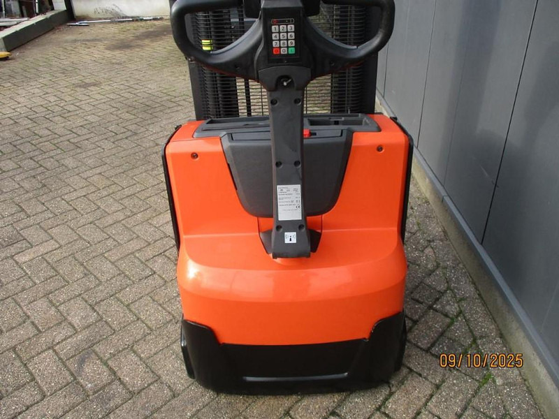Pallet truck BT SWE140: picture 10