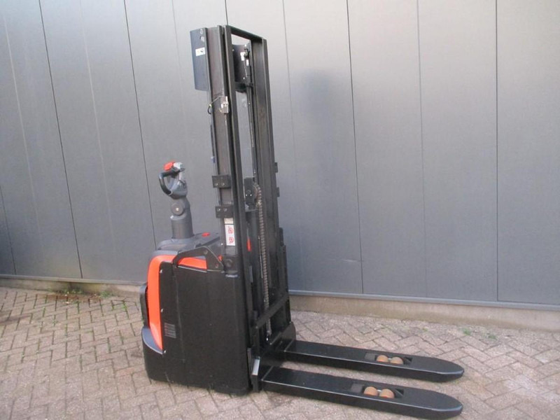 Toyota SPE120 - Pallet truck: picture 3 Toyota SPE120 - Pallet truck: picture 3