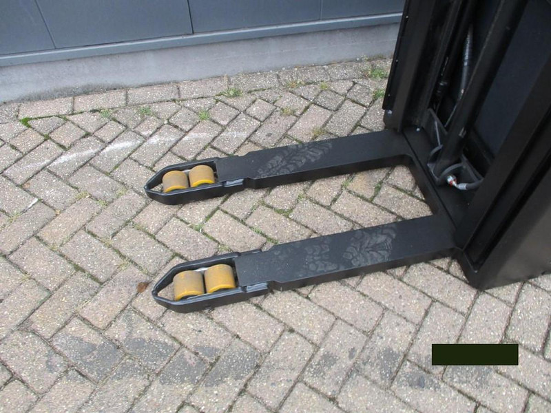 Toyota SPE120 - Pallet truck: picture 3 Toyota SPE120 - Pallet truck: picture 3