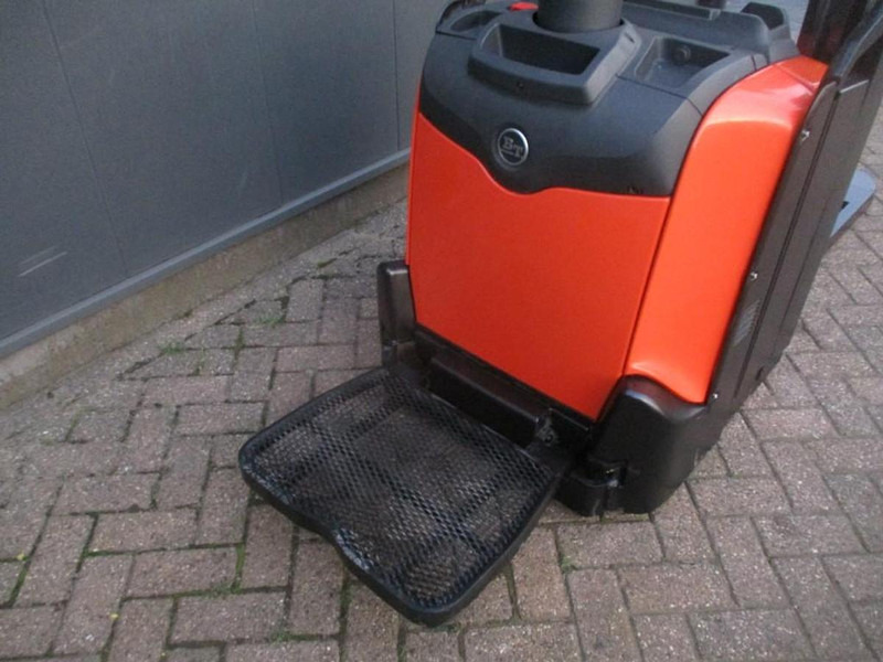 Toyota SPE120 - Pallet truck: picture 5 Toyota SPE120 - Pallet truck: picture 5