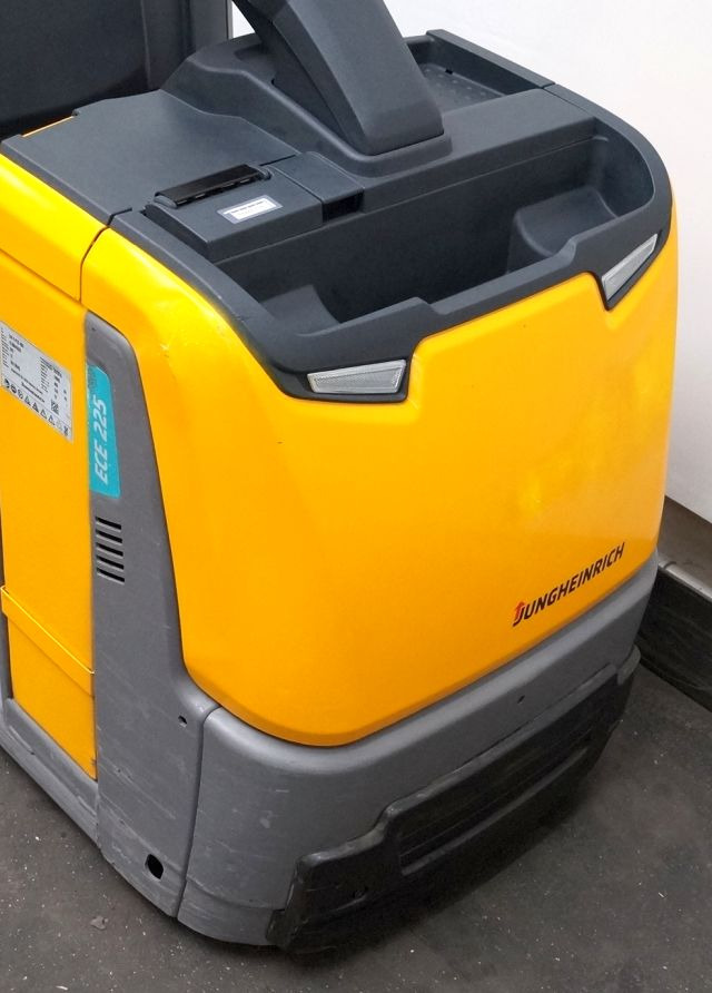 Jungheinrich ECE225 - Order picker: picture 4 Jungheinrich ECE225 - Order picker: picture 4