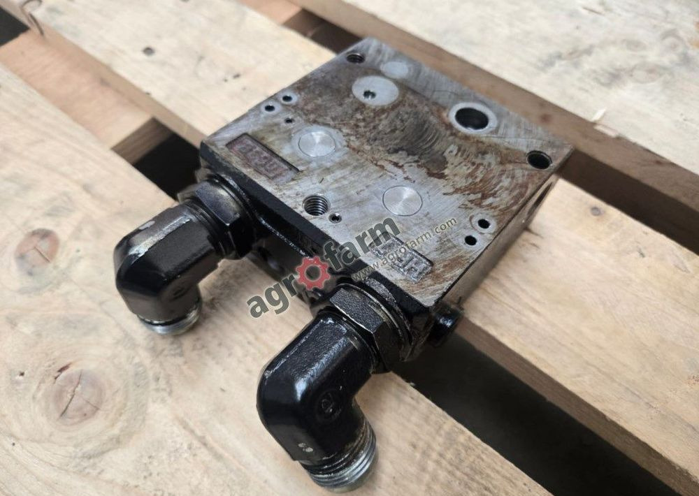 Pokrywa końcowa Valtra T170, T171, T140 - Hydraulics: picture 3 Pokrywa końcowa Valtra T170, T171, T140 - Hydraulics: picture 3