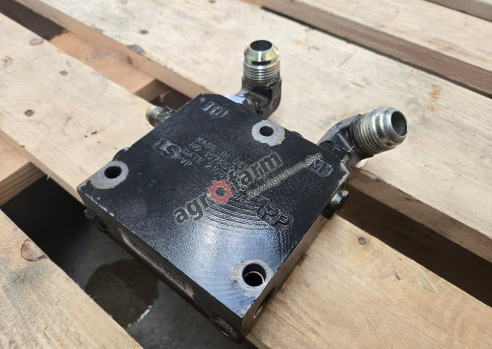 Pokrywa końcowa Valtra T170, T171, T140 - Hydraulics: picture 2 Pokrywa końcowa Valtra T170, T171, T140 - Hydraulics: picture 2