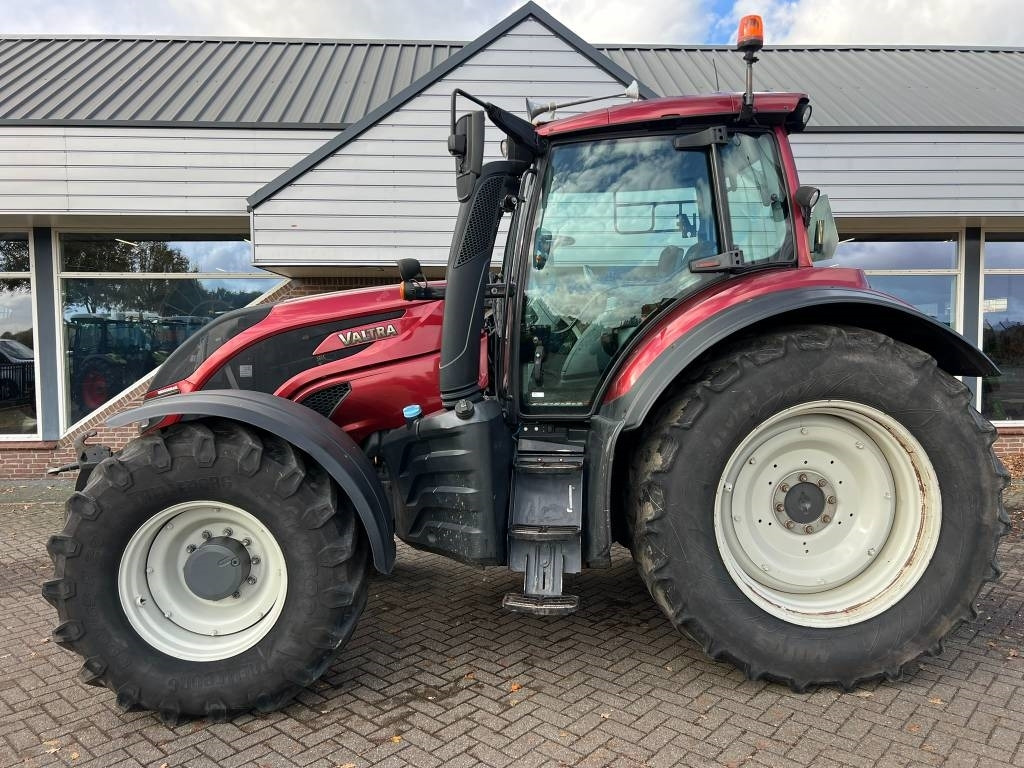 Valtra T 174 Versu  - Farm tractor: picture 2 Valtra T 174 Versu  - Farm tractor: picture 2