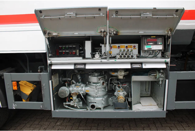 DAF CF 85.430 + PUMP/METERS + 4 COMPART / 15.000 LITER + COMPLETE SYSTEM WORKING + MANUAL - Tank truck: picture 5 DAF CF 85.430 + PUMP/METERS + 4 COMPART / 15.000 LITER + COMPLETE SYSTEM WORKING + MANUAL - Tank truck: picture 5