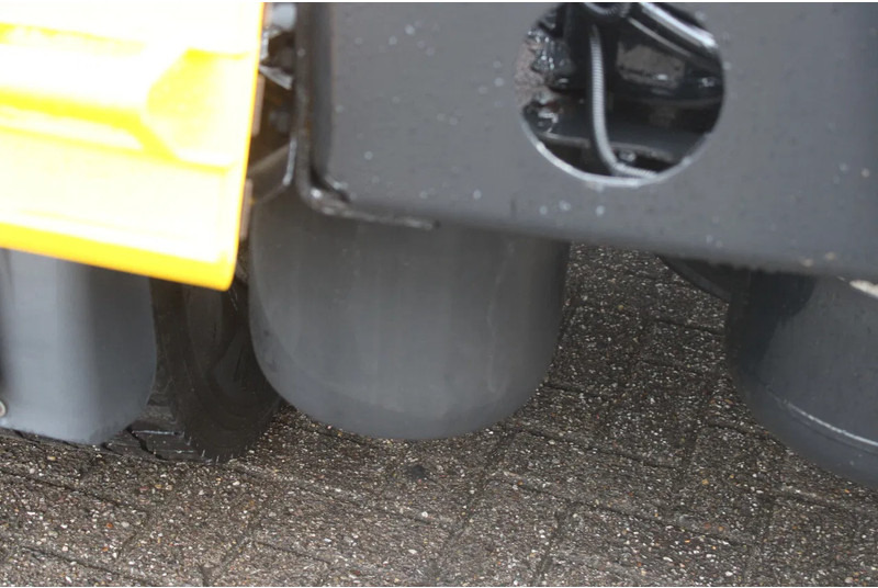 Tractor unit MAN TGX 18.440 + euro 6 + double tank + spoiler: picture 18 Tractor unit MAN TGX 18.440 + euro 6 + double tank + spoiler: picture 18