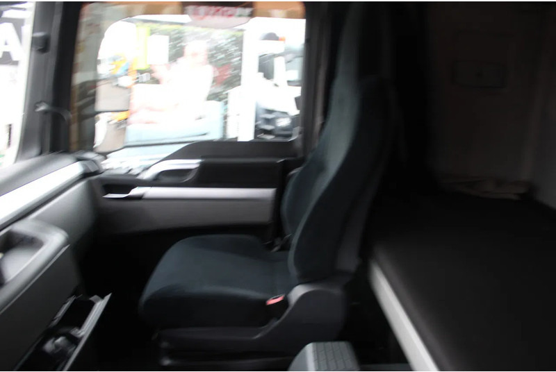 Tractor unit MAN TGX 18.440 + euro 6 + double tank + spoiler: picture 20 Tractor unit MAN TGX 18.440 + euro 6 + double tank + spoiler: picture 20