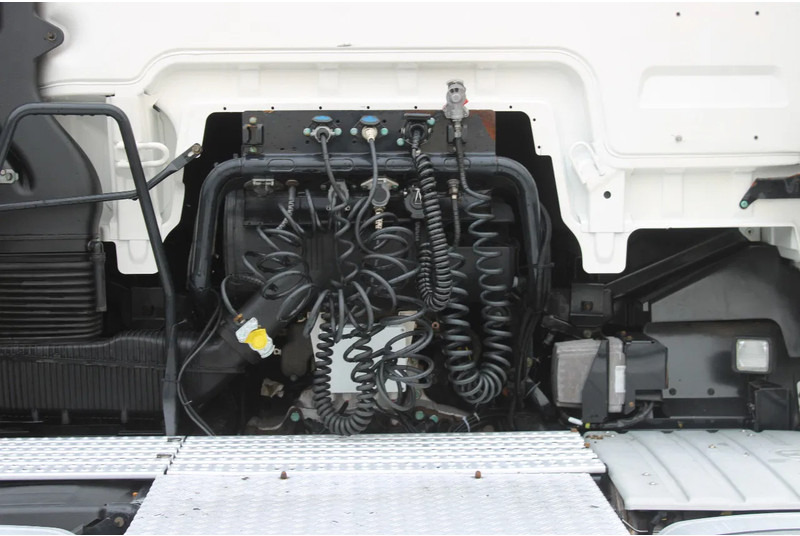 Tractor unit MAN TGX 18.440 + euro 6 + double tank + spoiler: picture 11 Tractor unit MAN TGX 18.440 + euro 6 + double tank + spoiler: picture 11