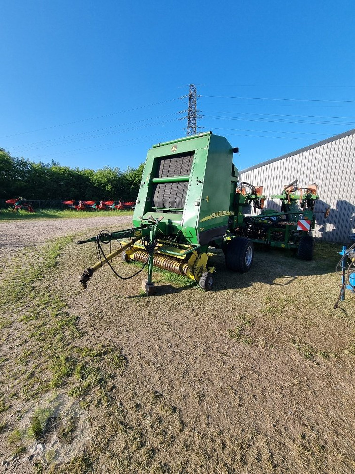 John Deere 592 - Round baler: picture 1 John Deere 592 - Round baler: picture 1