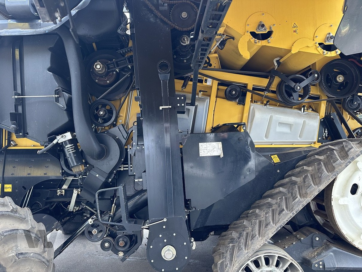 New Holland CR 8.90 - Combine harvester: picture 4 New Holland CR 8.90 - Combine harvester: picture 4