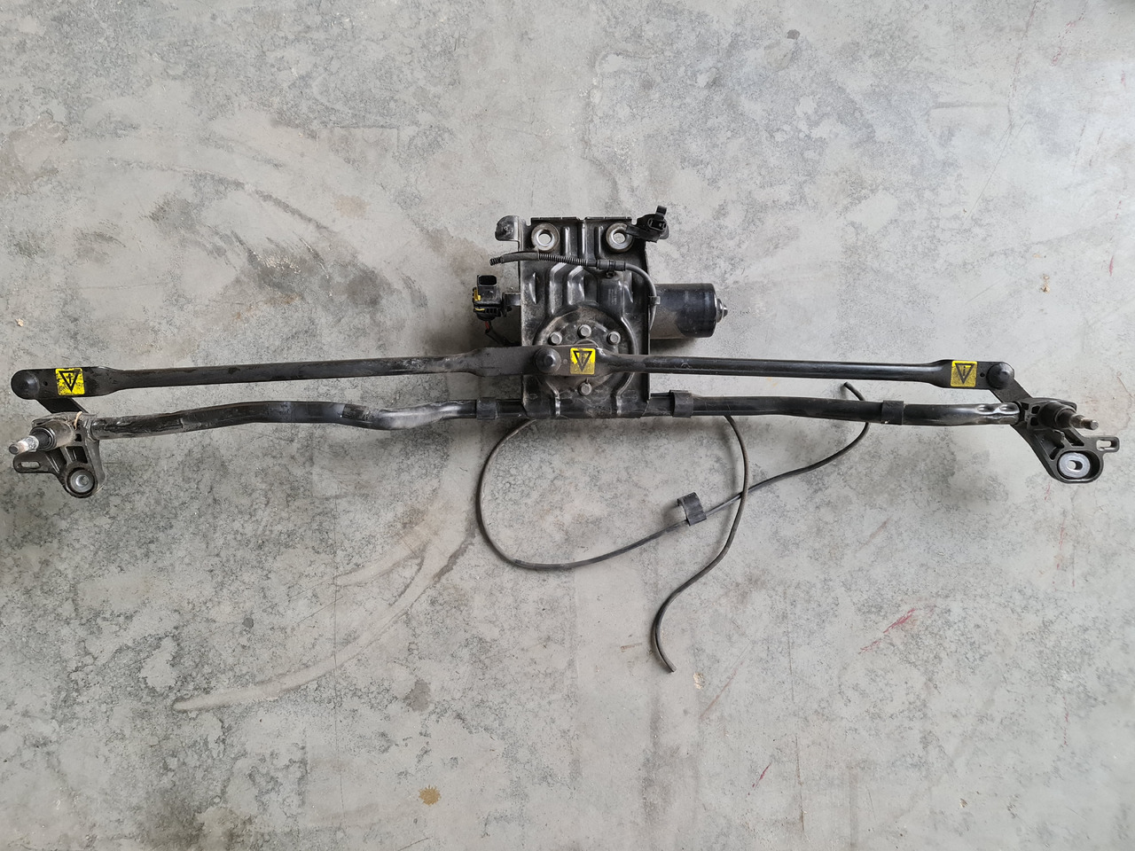 RENAULT RANGE T / WIPERS MECHANISM - Wiper: picture 2 RENAULT RANGE T / WIPERS MECHANISM - Wiper: picture 2