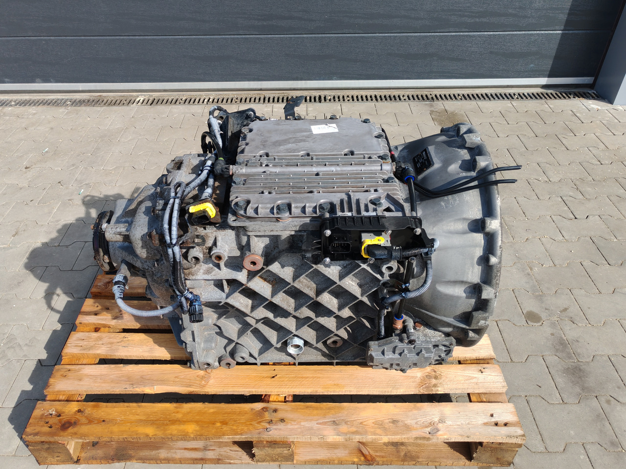 RENAULT VOLVO / AT2412E I-SHIFT / COMPLETE GEARBOX - Gearbox: picture 1 RENAULT VOLVO / AT2412E I-SHIFT / COMPLETE GEARBOX - Gearbox: picture 1