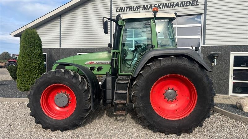 Farm tractor Fendt 926 Favorit Vario Med frontlift: picture 11 Farm tractor Fendt 926 Favorit Vario Med frontlift: picture 11