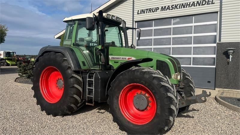 Farm tractor Fendt 926 Favorit Vario Med frontlift: picture 17 Farm tractor Fendt 926 Favorit Vario Med frontlift: picture 17