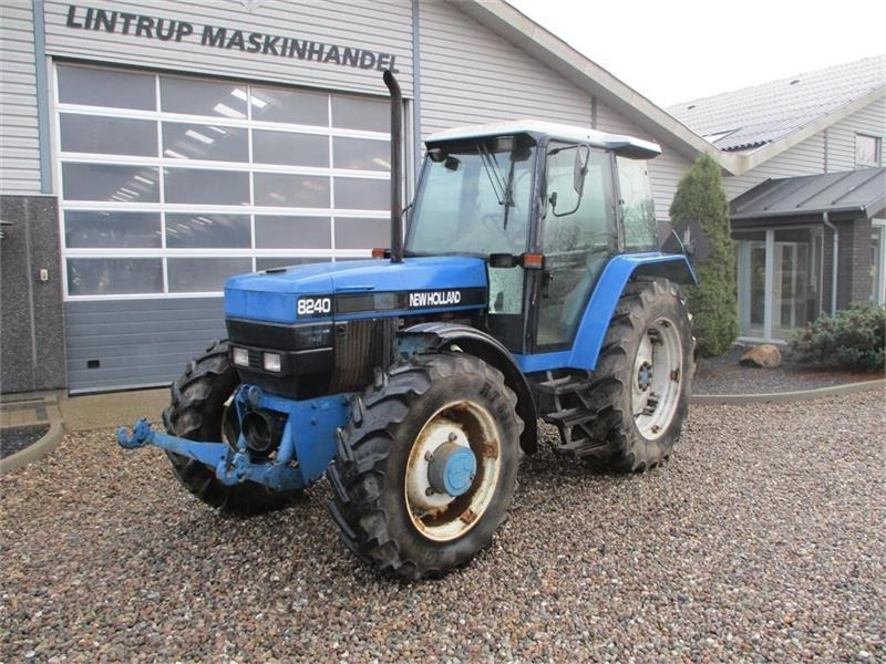 New Holland 8240 SLE Med frontlift og frontPTO - Farm tractor: picture 2 New Holland 8240 SLE Med frontlift og frontPTO - Farm tractor: picture 2