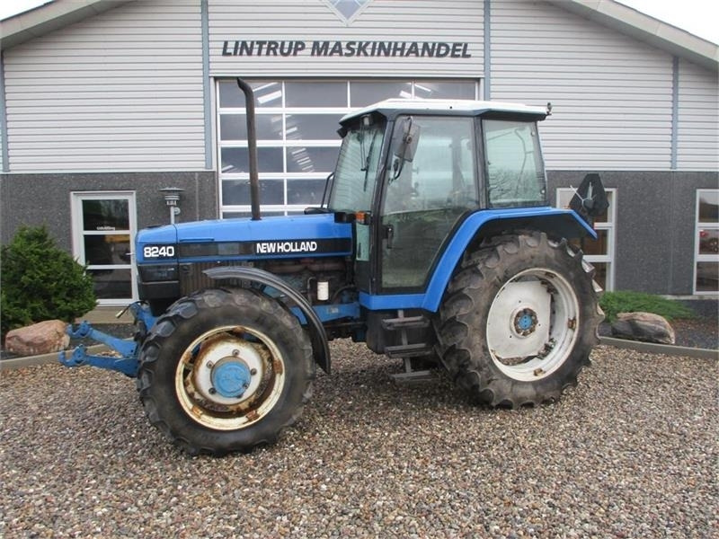 New Holland 8240 SLE Med frontlift og frontPTO - Farm tractor: picture 1 New Holland 8240 SLE Med frontlift og frontPTO - Farm tractor: picture 1