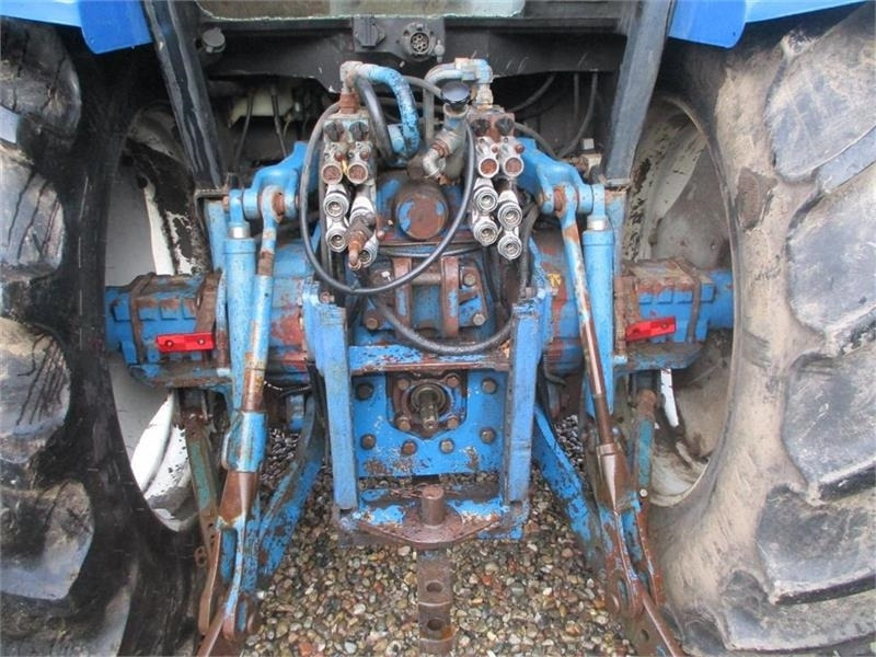 New Holland 8240 SLE Med frontlift og frontPTO - Farm tractor: picture 5 New Holland 8240 SLE Med frontlift og frontPTO - Farm tractor: picture 5