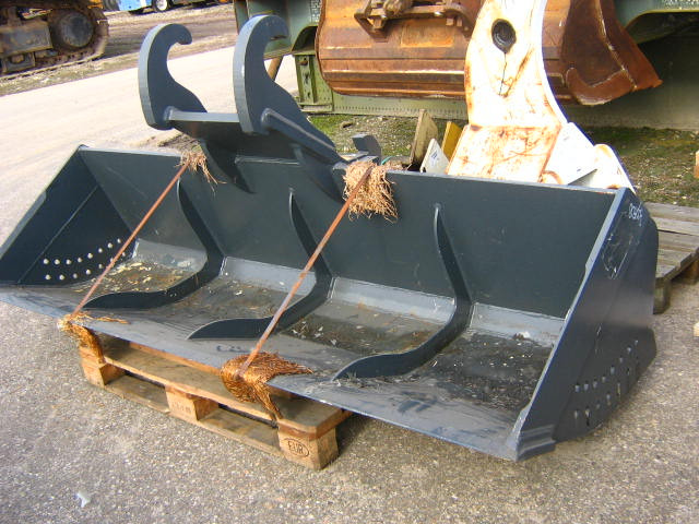 CNH Unknown - - Loader bucket: picture 1 CNH Unknown - - Loader bucket: picture 1