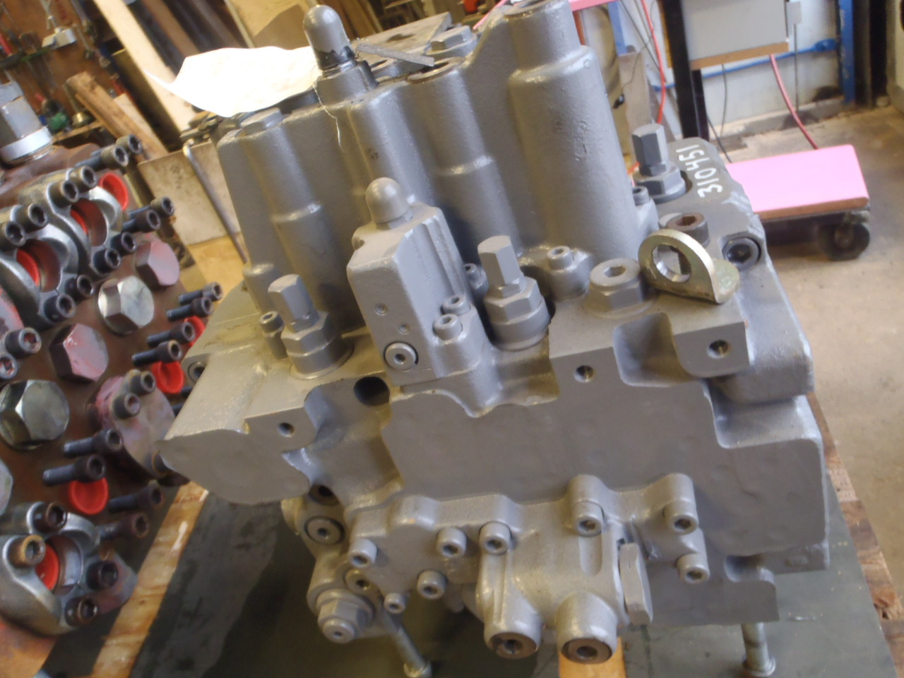 Hitachi 9208595 - 9215128 - Hydraulic valve for Construction machinery: picture 2 Hitachi 9208595 - 9215128 - Hydraulic valve for Construction machinery: picture 2