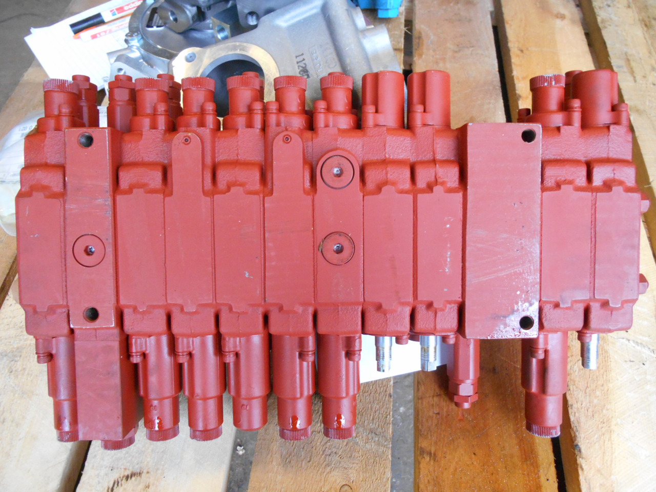 Kobelco PM30V00032F1 - Hydraulic valve for Construction machinery: picture 5 Kobelco PM30V00032F1 - Hydraulic valve for Construction machinery: picture 5