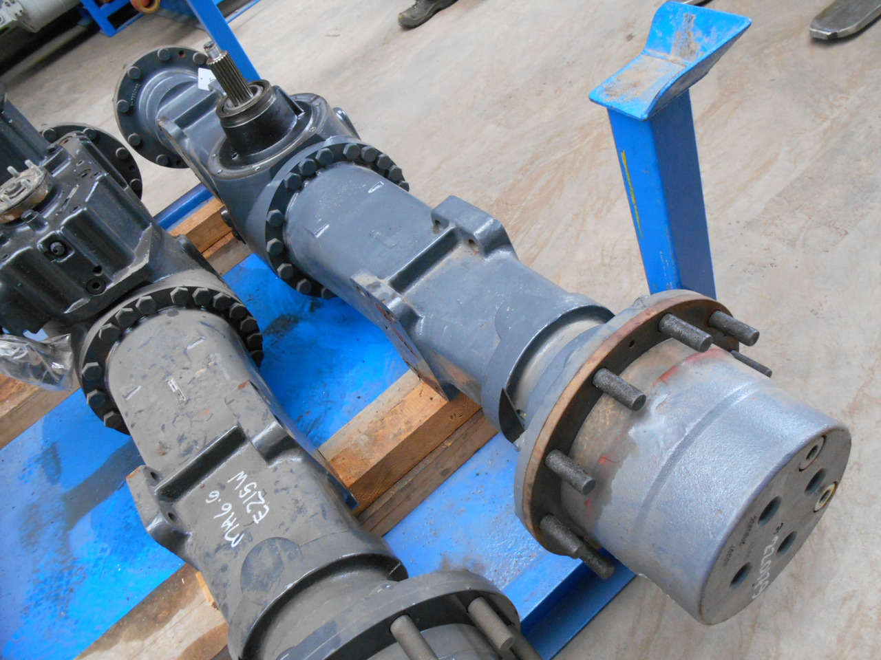 New Holland 2814103 - Rear axle for Construction machinery: picture 1 New Holland 2814103 - Rear axle for Construction machinery: picture 1