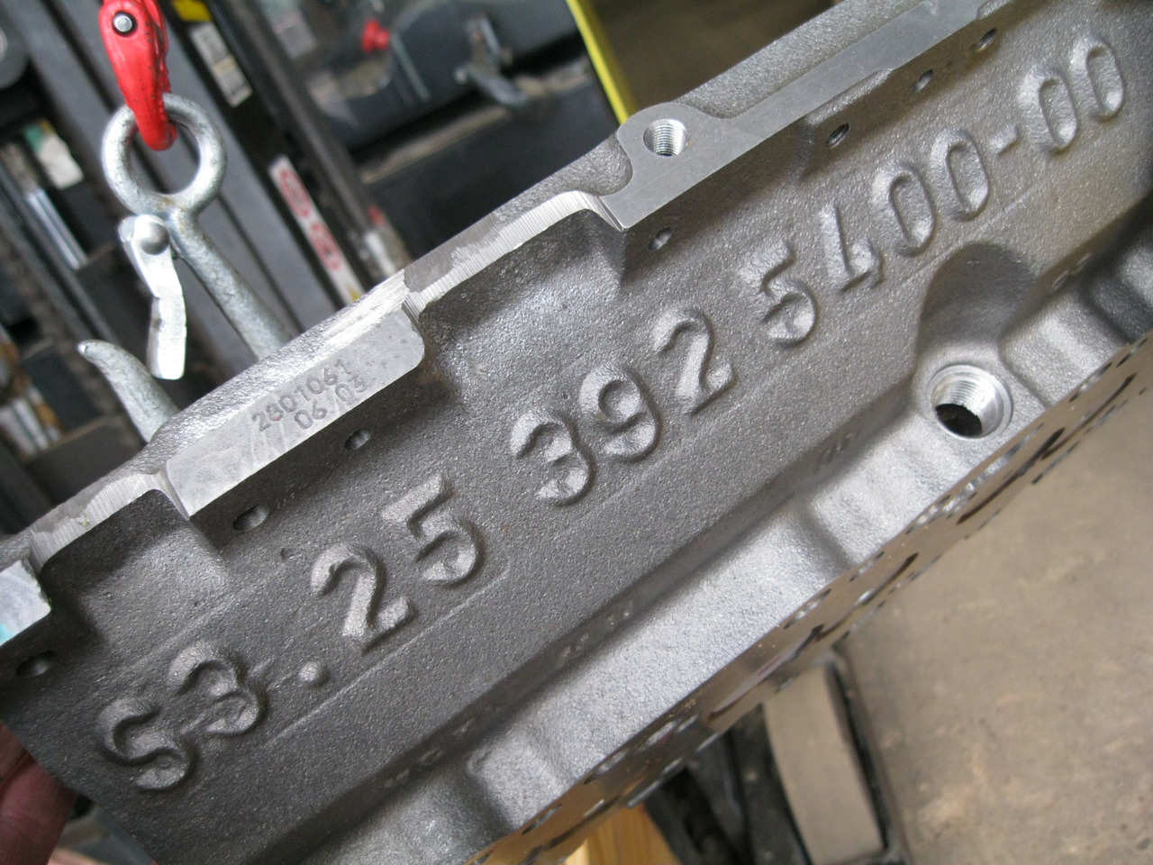 Unknown 76195560 - - Cylinder head for Construction machinery: picture 1 Unknown 76195560 - - Cylinder head for Construction machinery: picture 1