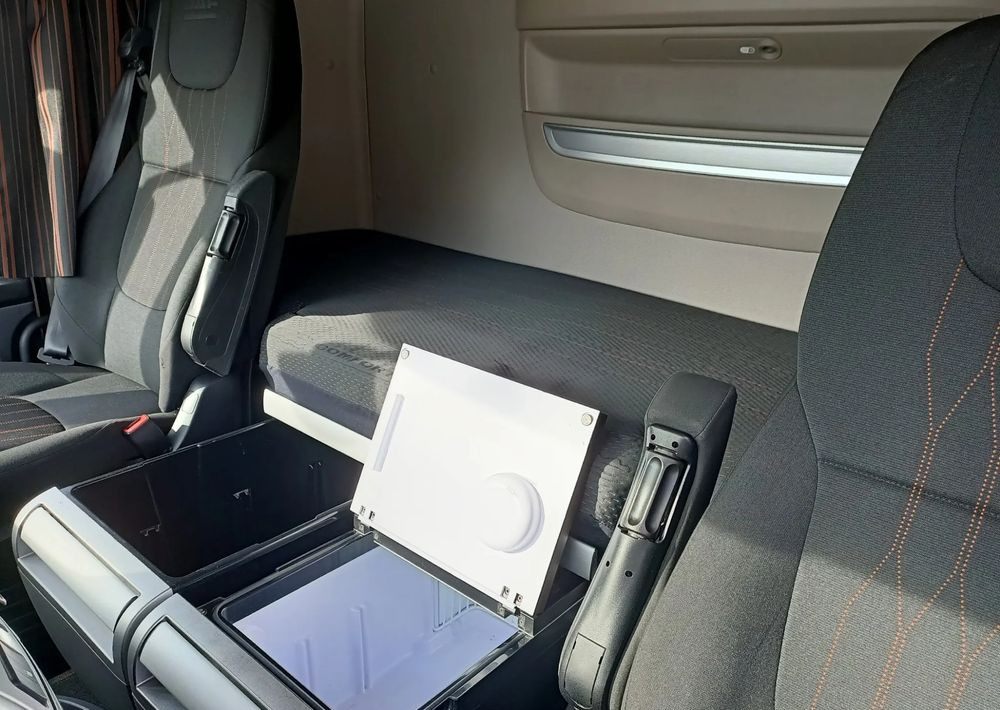 Refrigerator truck DAF XF450 6X2 Chłodnia Izoterma Carrier Supra 950: picture 16