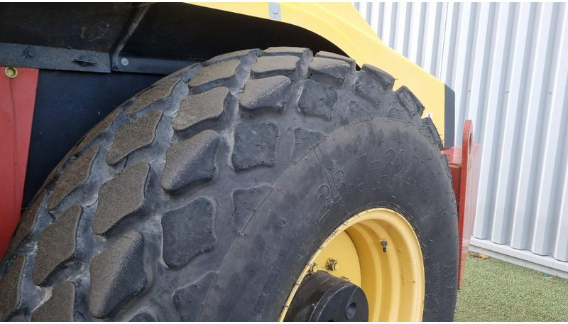 Roller Dynapac CA302D, Vält: picture 13