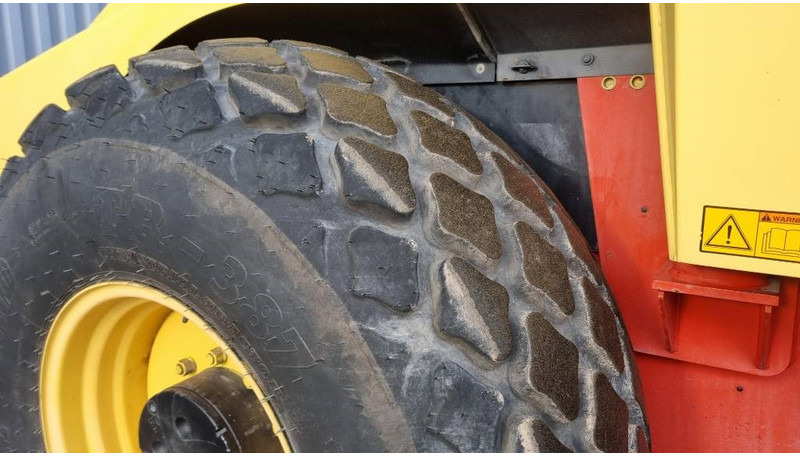 Roller Dynapac CA302D, Vält: picture 12