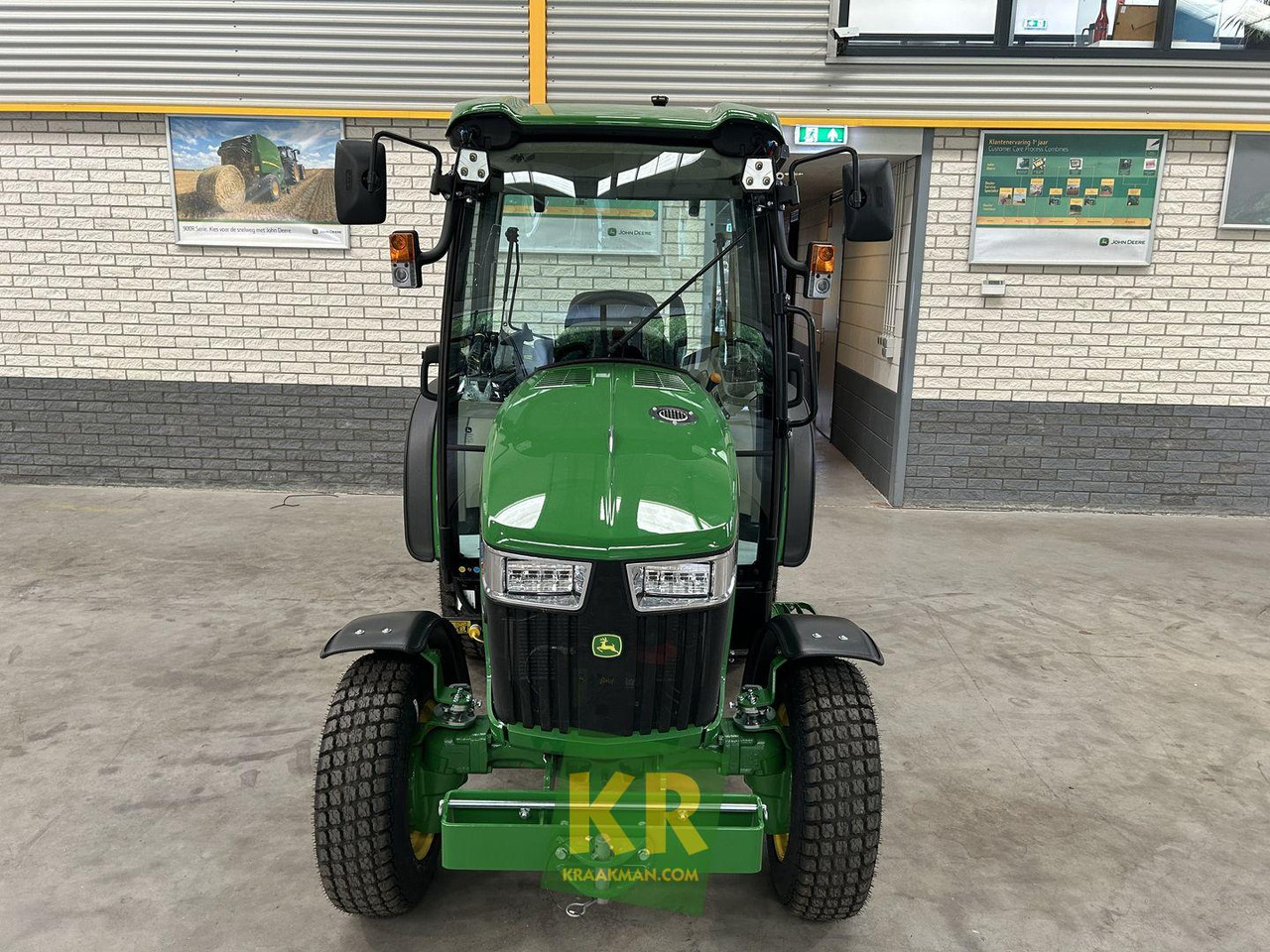 John Deere 3046R - Compact tractor: picture 3 John Deere 3046R - Compact tractor: picture 3