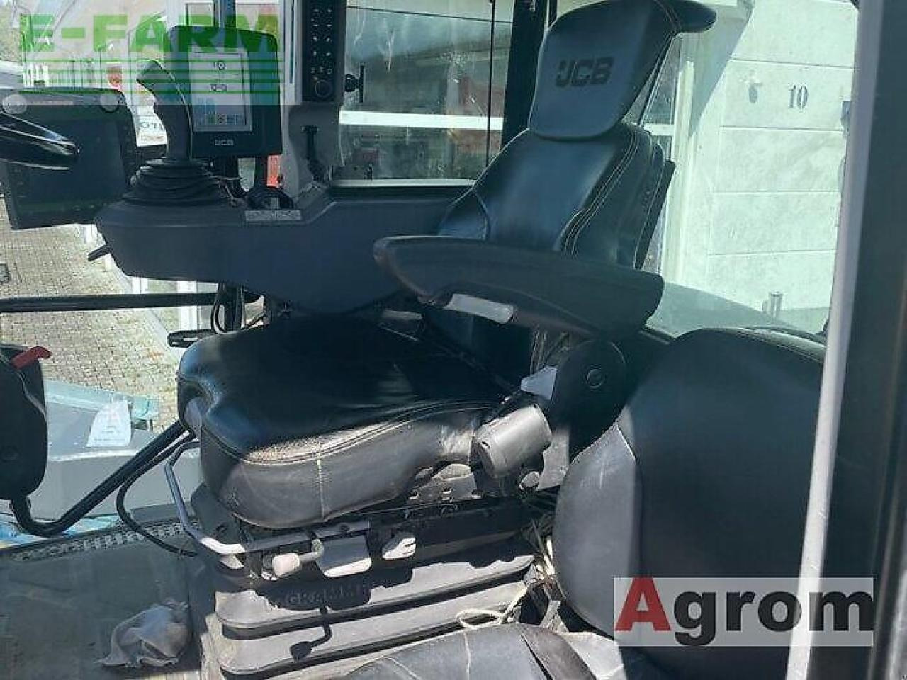 Farm tractor JCB fastrac 4220: picture 13