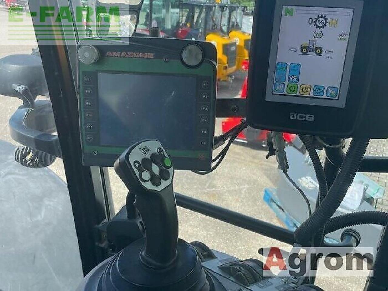 Farm tractor JCB fastrac 4220: picture 11