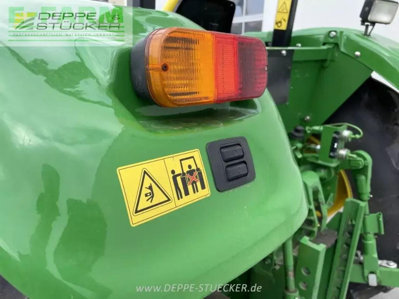 Farm tractor John Deere 5055e: picture 7