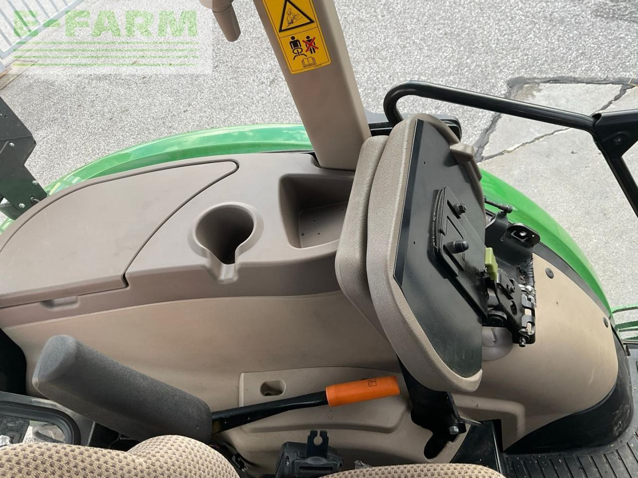 Farm tractor John Deere 5075E: picture 24