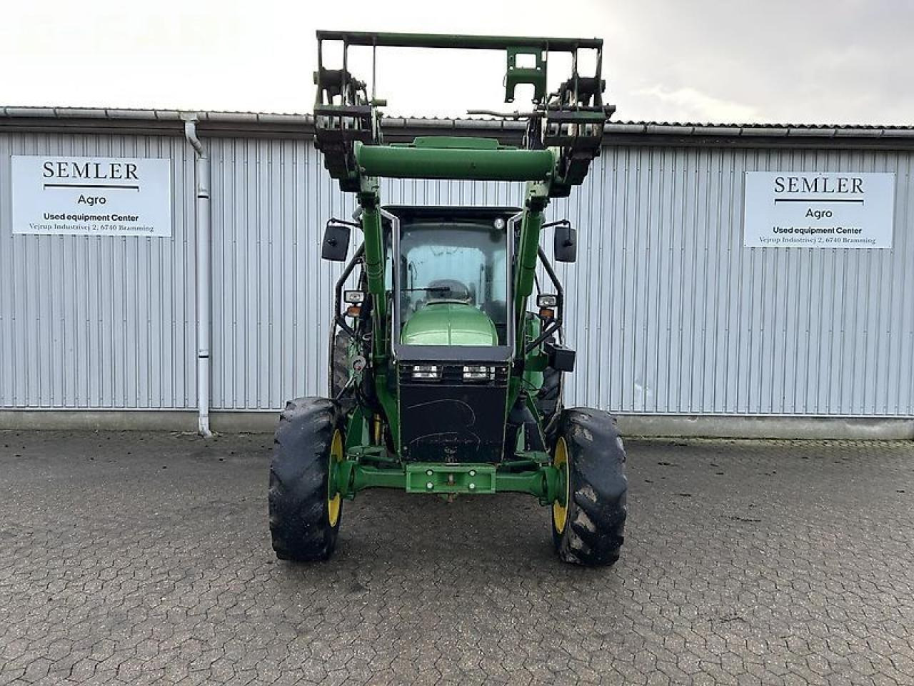 Farm tractor John Deere 5100m: picture 9