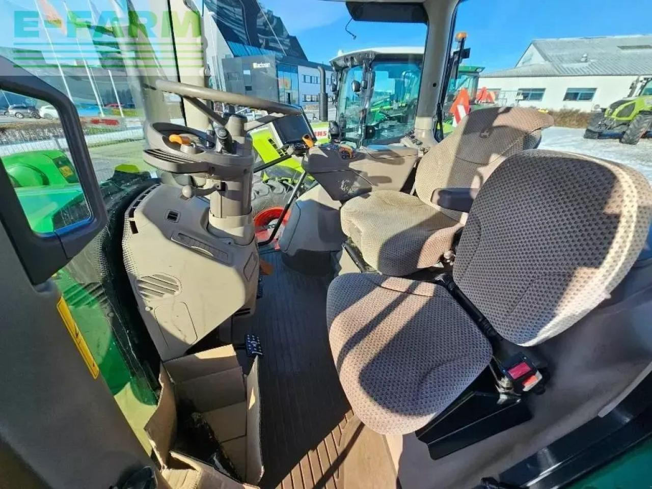 Farm tractor John Deere 6215 r: picture 16