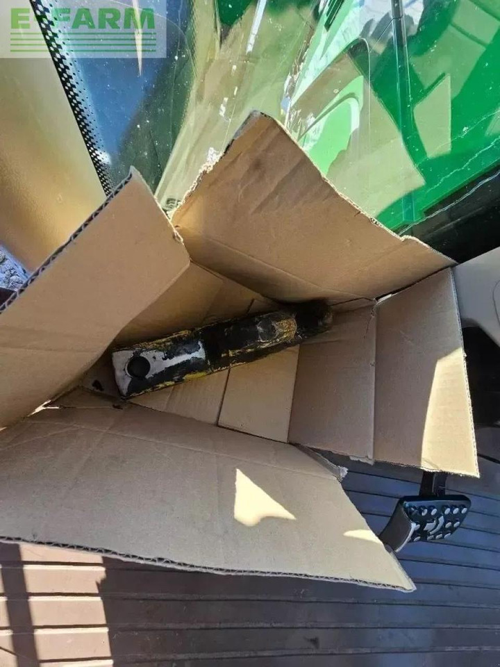 Farm tractor John Deere 6215 r: picture 15