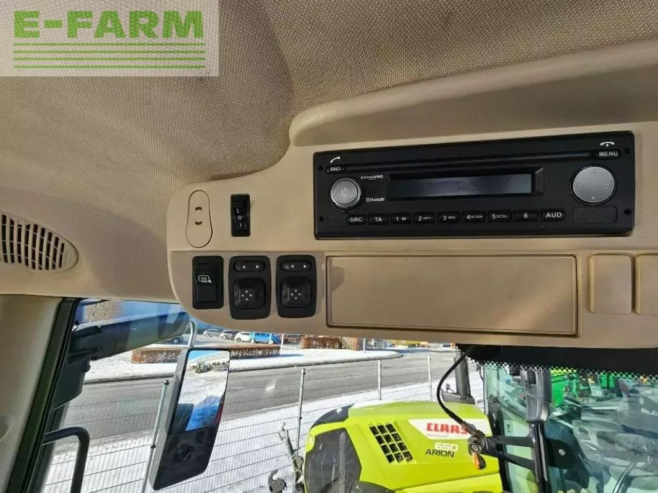 Farm tractor John Deere 6215 r: picture 20