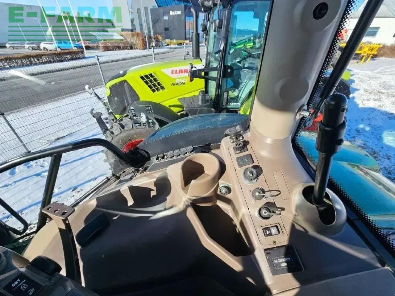 Farm tractor John Deere 6215 r: picture 19