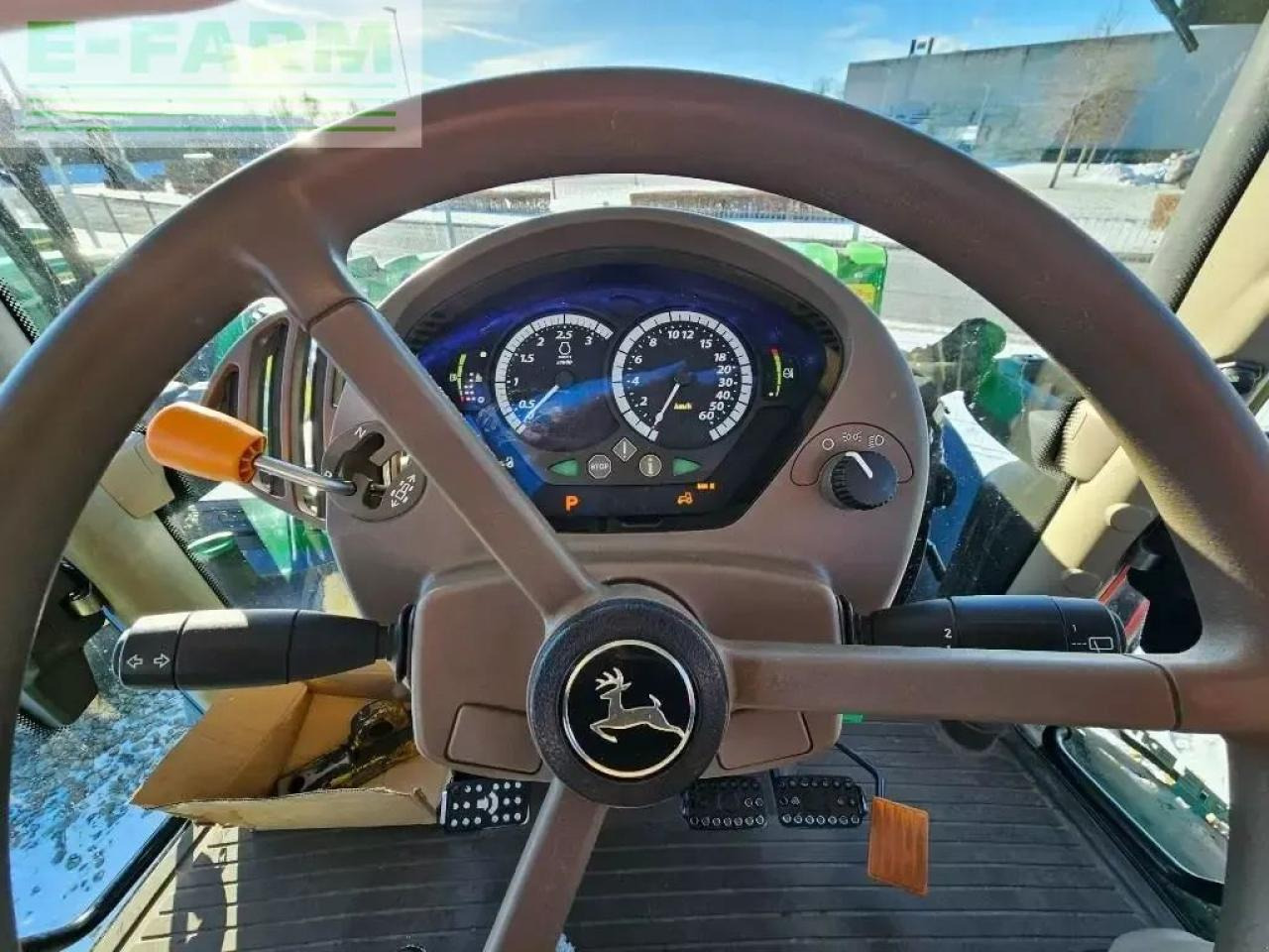 Farm tractor John Deere 6215 r: picture 21