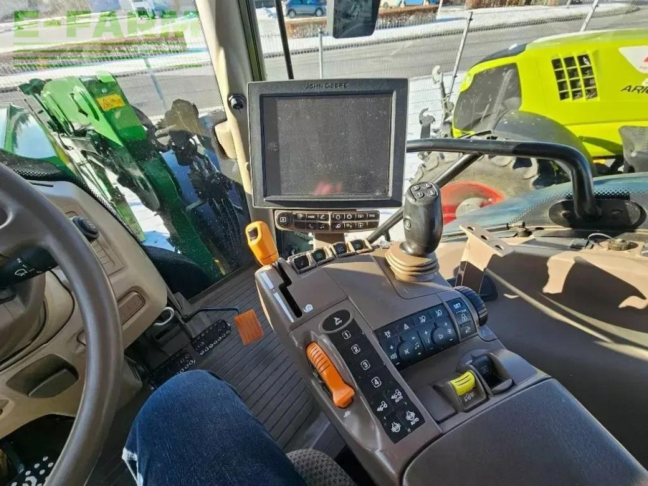 Farm tractor John Deere 6215 r: picture 18