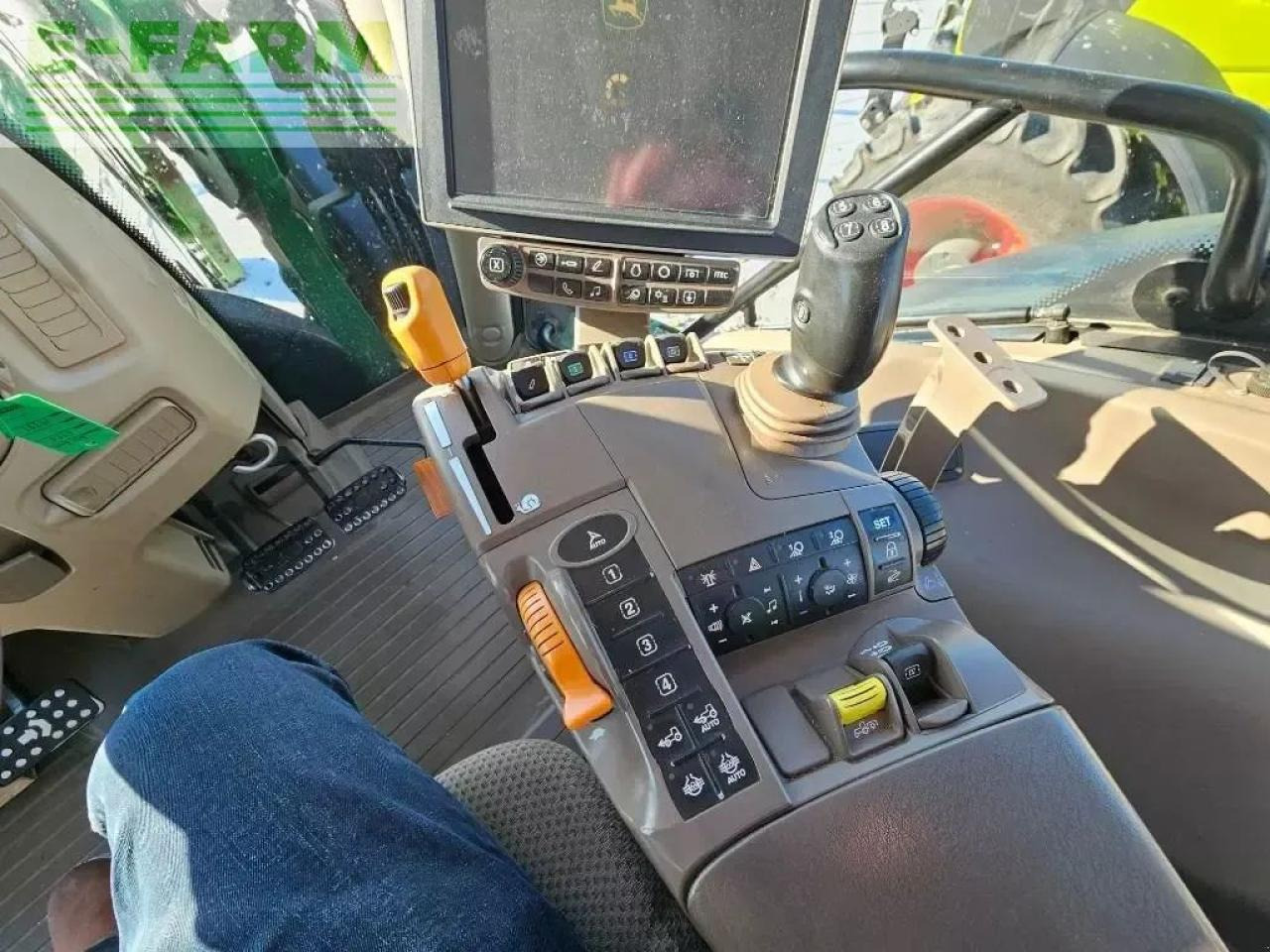 Farm tractor John Deere 6215 r: picture 22