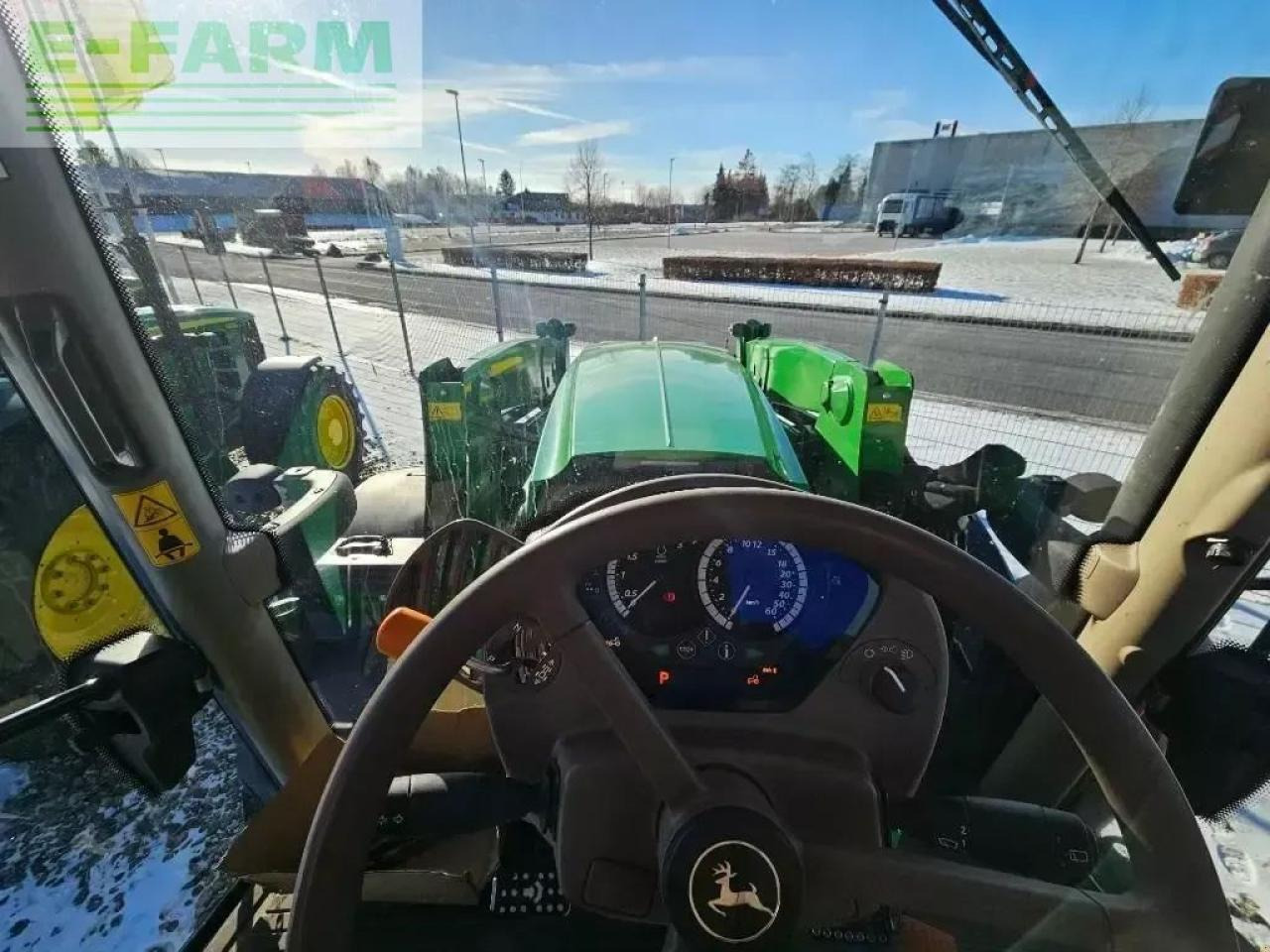 Farm tractor John Deere 6215 r: picture 23