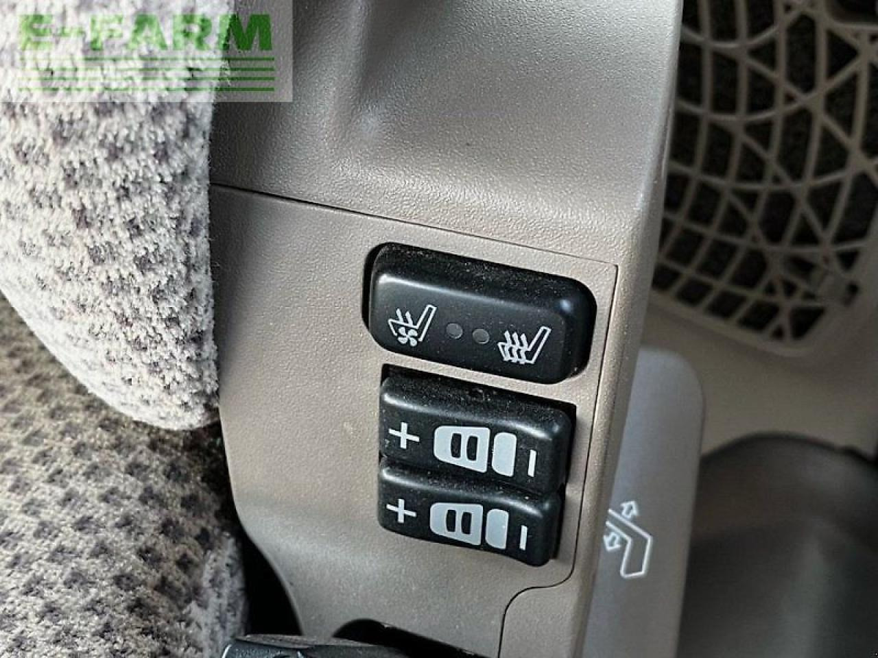 Farm tractor John Deere 6250r: picture 19