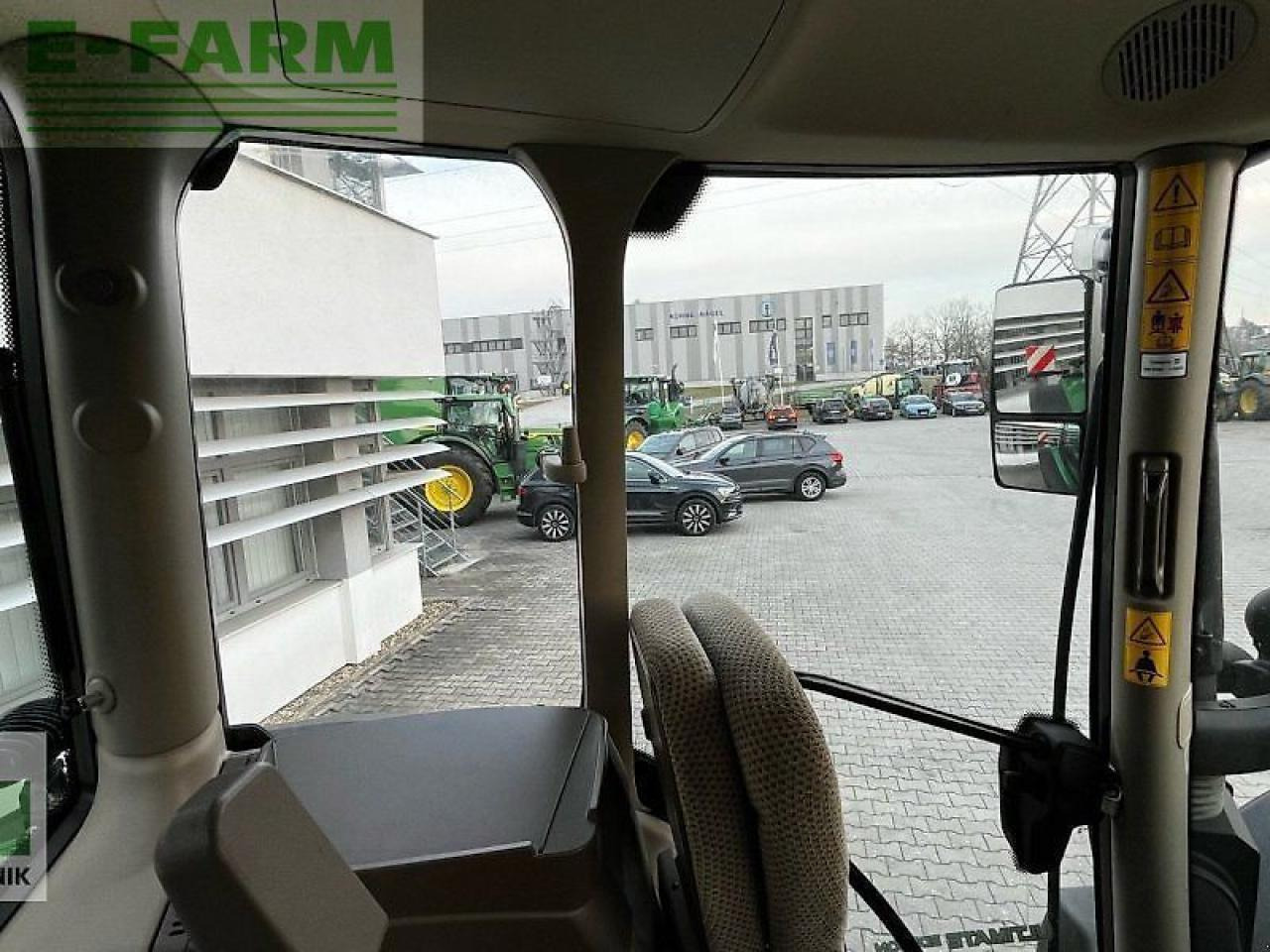 Farm tractor John Deere 6250r: picture 16