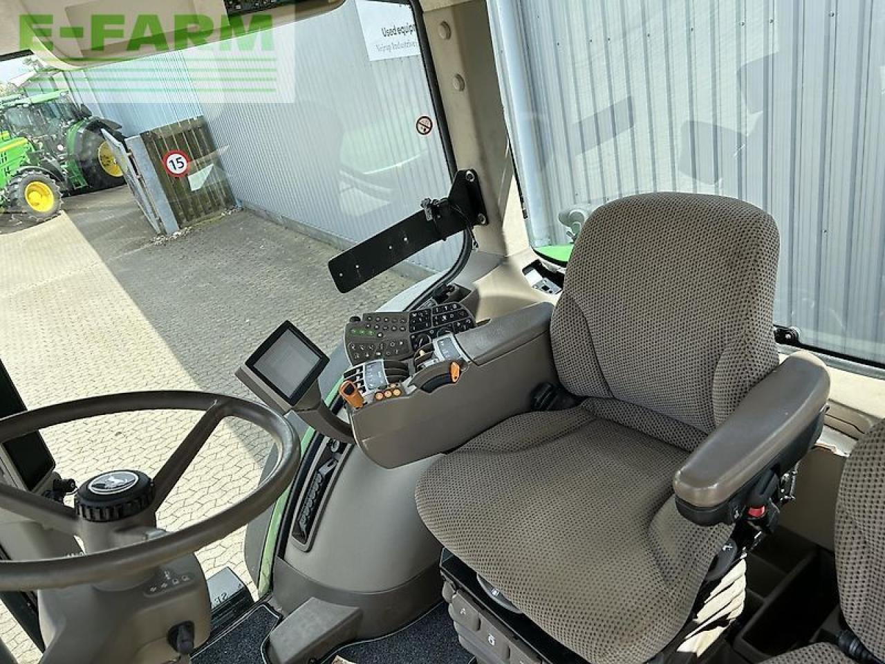 Farm tractor John Deere 7230r: picture 23