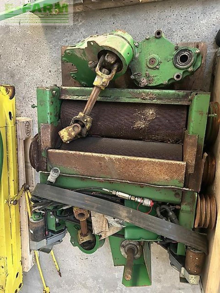 Farm tractor John Deere 7700: picture 6